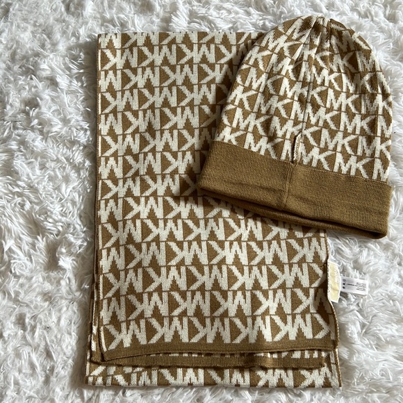 Michael Kors scarf and beanie - Picture 1 of 2